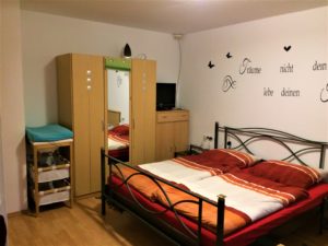 Ferienwohnung Schmugglerpatt Schlafzimmer mit Flachbildschirm Fernseher und Wickelkomode