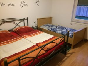 Doppelbett und Beistellbett in der Ferienwohnung Schmugglerpatt in Süüdlohn